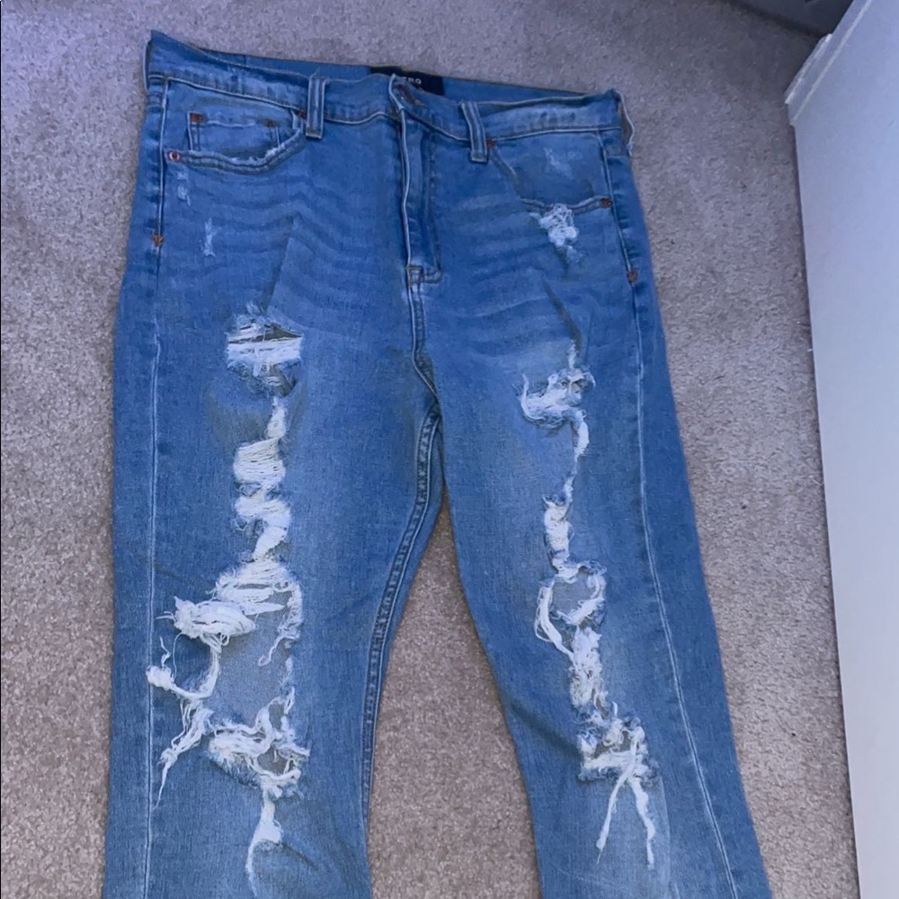 Ripped light wash cheeky jeggings from aeropostale!